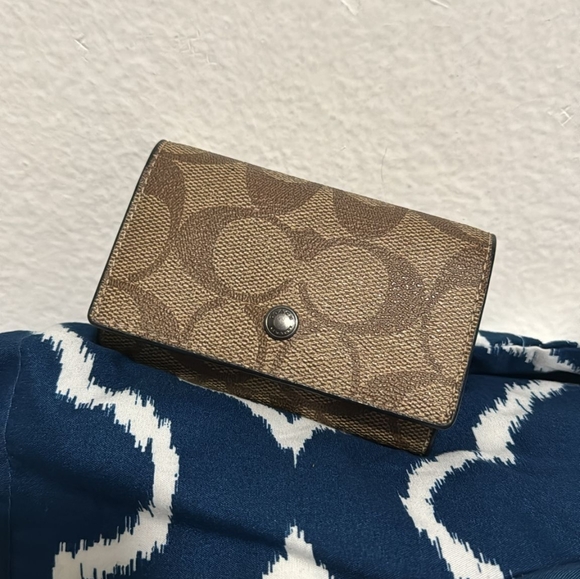 Coach Signature Five Ring Case - Picture 13 of 16